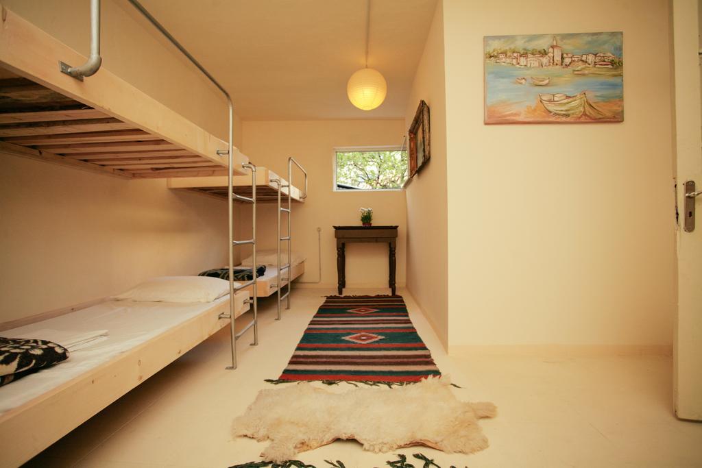 טיראנה Zig Zag Hostel מראה חיצוני תמונה